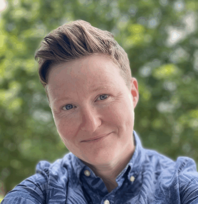 Laura Mackay - Headshot